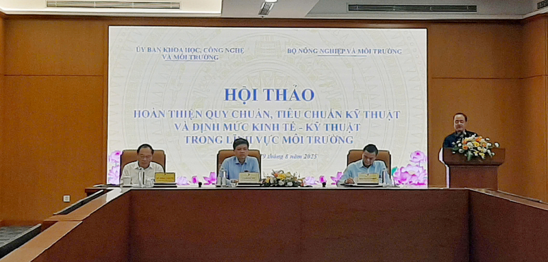 Hội thảo “Hoàn thiện quy chuẩn, tiêu chuẩn kỹ thuật và đơn giá, định mức kinh tế - kỹ thuật trong lĩnh vực môi trường” diễn ra sáng 29/8, tại Hà Nội. Ảnh: N.H