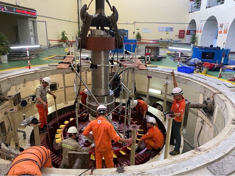 Rút rotor, đại tu máy phát Tổ máy H2, nhà máy thủy điện Sông Bung 2. Ảnh: Bình An