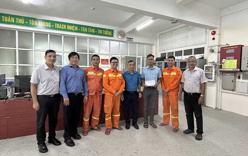 Công đoàn EVNNPT tặng quà động viên người lao động trực đảm bảo điện dịp Quốc khánh 2/9