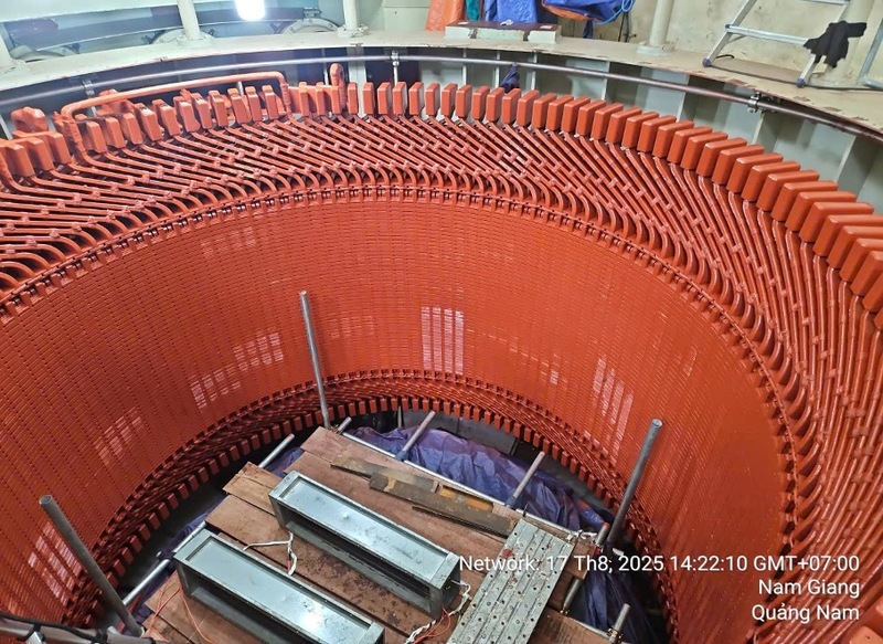 Kiểm tra, thay thế nêm thanh dẫn, sơn cách điện stator máy phát Tổ máy H2, nhà máy thủy điện Sông Bung 2. Ảnh: Bình An