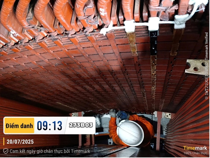 Kiểm tra, thay thế nêm thanh dẫn stator máy phát Tổ máy H1, nhà máy thủy điện Sông Bung 4. Ảnh: Bình An