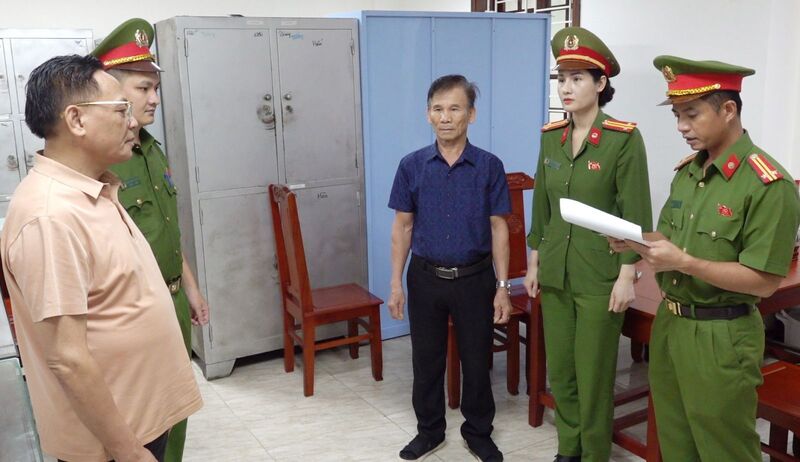 Cơ quan Cảnh sát điều tra Công an tỉnh Thanh Hóa thi hành Lệnh bắt ông Cao Tiến Đoan. Ảnh: Công an cung cấp