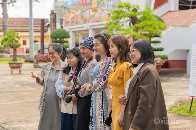 Các đại biểu chụp hình lưu niệm tại không gian triển lãm