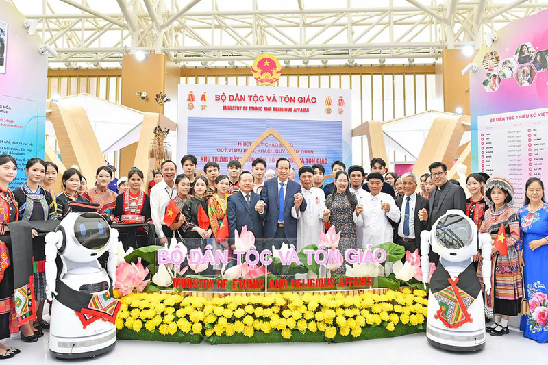 Bộ trưởng Bộ Dân tộc và Tôn giáo - ông Đào Ngọc Dung chụp ảnh lưu niệm với đại diện các dân tộc, tôn giáo tại không gian trưng bày.