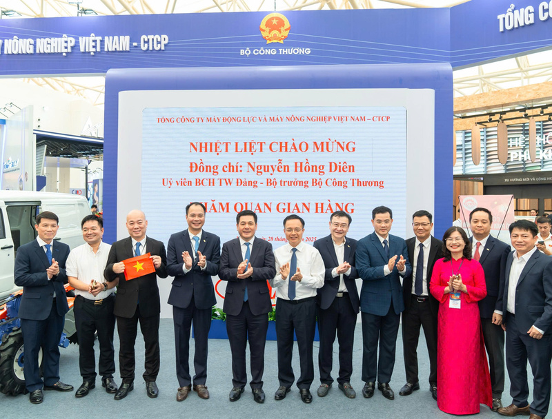 Bộ trưởng Bộ Công Thương Nguyễn Hồng Diên cùng lãnh đạo một số Cục,Vụ, đơn vị thuộc Bộ thăm gian hàng VEAM tại triển lãm. Ảnh: PA