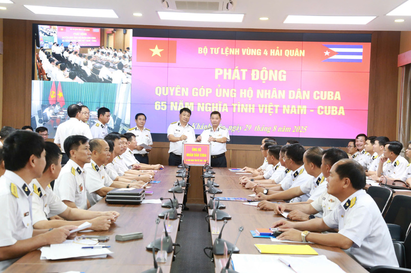 Chuẩn đô đốc Nguyễn Anh Tuấn và Thượng tá Bùi Xuân Bình ủng hộ nhân dân Cu Ba