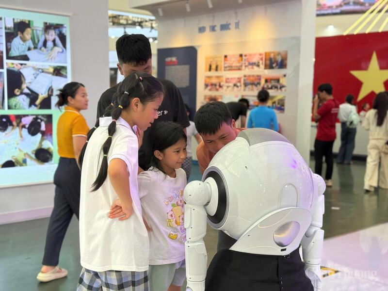 Người dân trò chuyện, tương tác với robot. Ảnh: Minh Trang