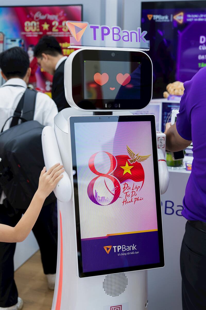 Robot AI T’Aio - trợ lý AI TPBank ra mắt từ năm 2017, hiện diện như một “lễ tân thông minh” tại triển lãm