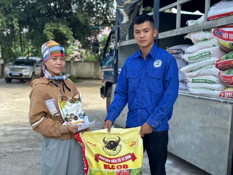 Dự án SACCR hỗ trợ phân bón cho bà con (Ảnh: Báo Đắk Lắk)