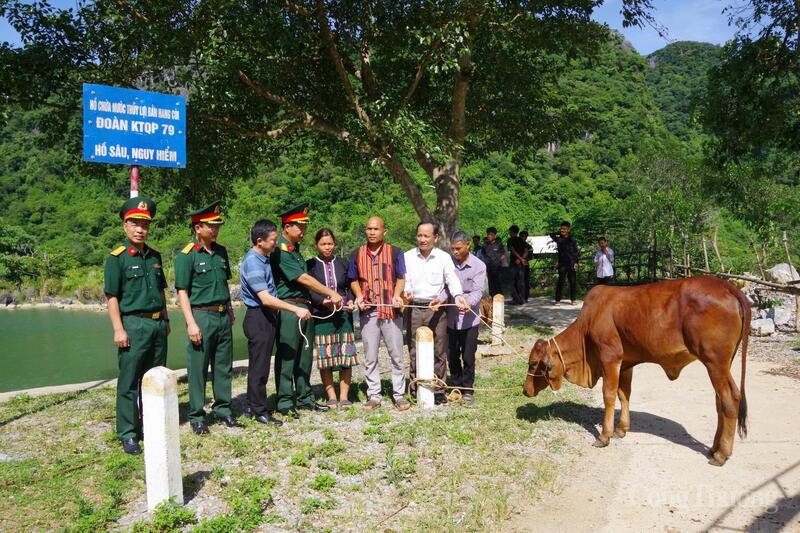 Trao bò phát triển sinh kế cho bà con xã miền núi Kim Ngân