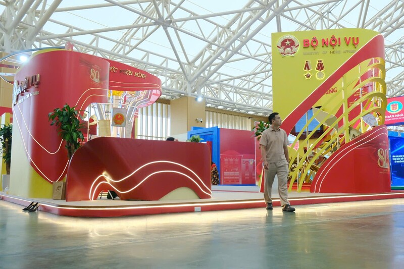 Tọa lạc tại phân khu trung tâm “Kiến tạo để phát triển” trong Nhà triển lãm Kim Quy (Trung tâm Hội chợ triển lãm quốc gia, Hà Nội), gian trưng bày với chủ đề “Kiến tạo để đất nước vươn mình” không chỉ giới thiệu tư liệu, hiện vật, mà còn mở ra một hành trình trải nghiệm kết hợp thị giác, cảm xúc và tư duy.