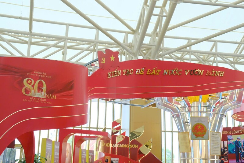 Với màu sắc chủ đạo là cờ đỏ sao vàng, toàn bộ không gian được kiến tạo như một trường cảnh ba chiều chuyển động.