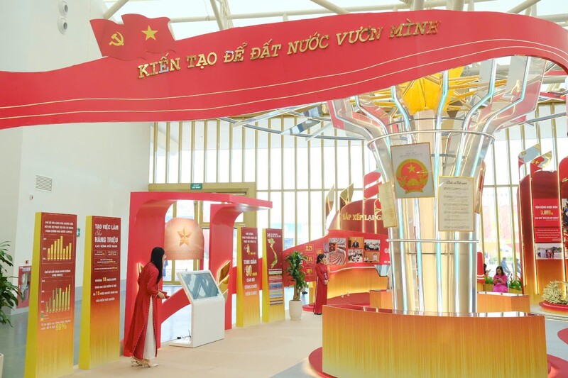 Các vách trưng bày truyền thống, tủ hiện vật lưu giữ chiều sâu lịch sử được kết hợp hài hòa với màn hình tương tác và hệ thống trình chiếu hiện đại, tạo nên sự kết nối quá khứ - hiện tại - tương lai.