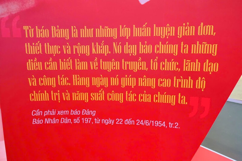 Đoạn trích trong tác phẩm "Cần phải xem báo Đảng" do Chủ tịch Hồ Chí Minh viết như một cách nêu lên sứ mệnh của tờ báo Nhân Dân cũng như nền báo chí cách mạng Việt Nam