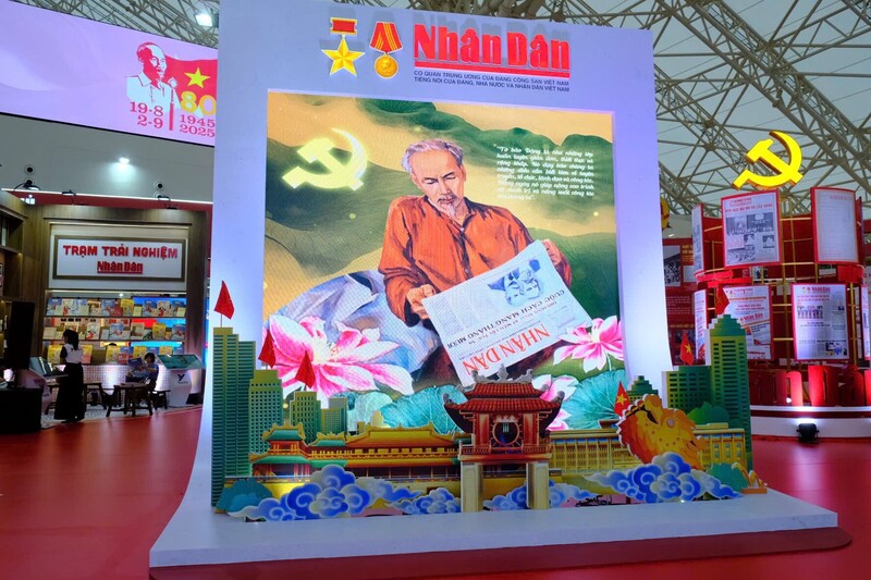 “Hành trình cùng khối báo chí” sẽ khởi đầu tại gian trưng bày của Báo Nhân Dân. Ngay từ những bước chân đầu tiên, khách tham quan được chiêm ngưỡng tấm áp phích Chủ tịch Hồ Chí Minh cầm trên tay tờ Nhân Dân, hình ảnh thiêng liêng khắc họa sự quan tâm sâu sắc của Đảng và Nhà nước đối với báo chí cách mạng
