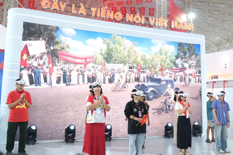 Trong không gian triển lãm, khu trải nghiệm VR của Đài Tiếng nói Việt Nam (VOV) trở thành điểm nhấn hiện đại giữa dòng chảy lịch sử. Với công nghệ thực tế ảo, khách tham quan được quay ngược thời gian về ngày 2/9/1945, sống trong khoảnh khắc thiêng liêng khi Chủ tịch Hồ Chí Minh đọc Tuyên ngôn Độc lập tại Quảng trường Ba Đình và cùng đồng bào hô vang lời thề bảo vệ Tổ quốc.
