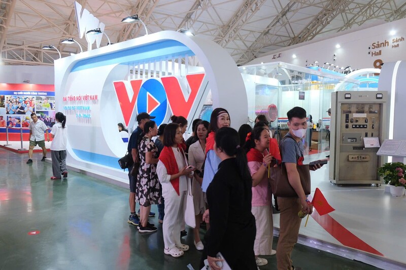 Gian trưng bày của Đài Tiếng nói Việt Nam (VOV) được nhiều người quan tâm.