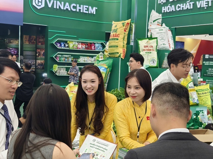 Vinachem triển khai nhiều chương trình tương tác và quà tặng dành cho khách tham quan.