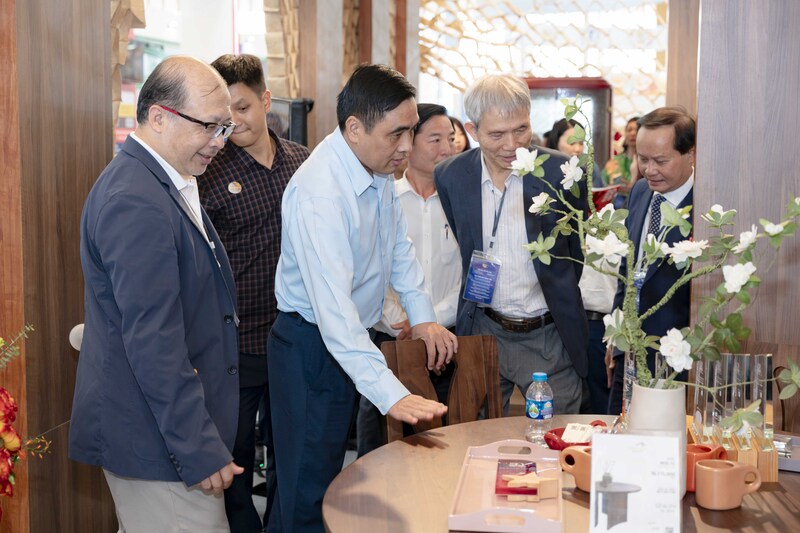 Thứ trưởng Bộ Nông nghiệp & Môi trường Nguyễn Quốc Trị tham quan gian hàng ngành Gỗ