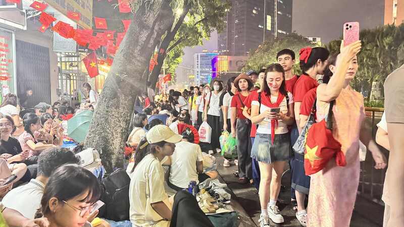 Khu vực đường Liễu Giai, người dân xếp hàng dài đi bộ về hướng đường Kim Mã