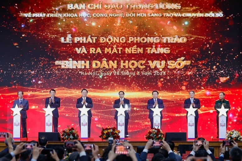 Thủ tướng Phạm Minh Chính và các đại biểu thực hiện nghi thức phát động phong trào “Bình dân học vụ số” Ảnh: VGP