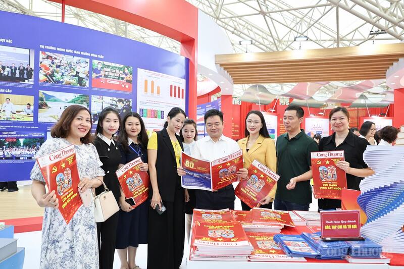 Khu vực trưng bày ấn phẩm Báo Công Thương tại Gian hàng Triển lãm của Bộ Công Thương