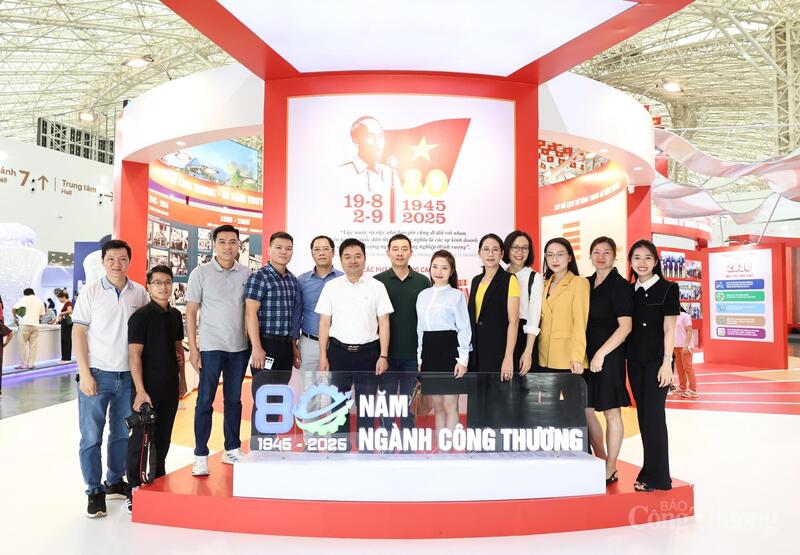 Tổng Biên tập Nguyễn Văn Minh cùng các cán bộ, đảng viên và đội ngũ phóng viên của Báo Công Thương.