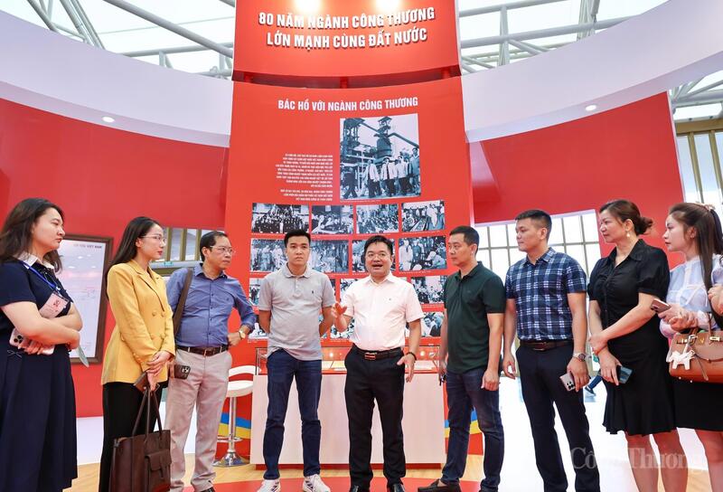 Nhà báo Nguyễn Văn Minh, Bí thư Đảng uỷ - Tổng Biên tập Báo Công Thương chia sẻ các thông tin về triển lãm.