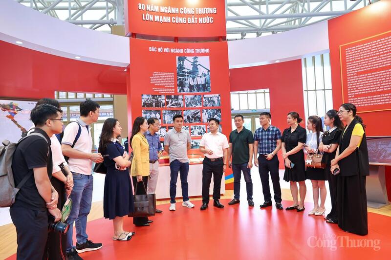 Các cán bộ, đảng viên, phóng viên tham gia buổi sinh hoạt chuyên đề.