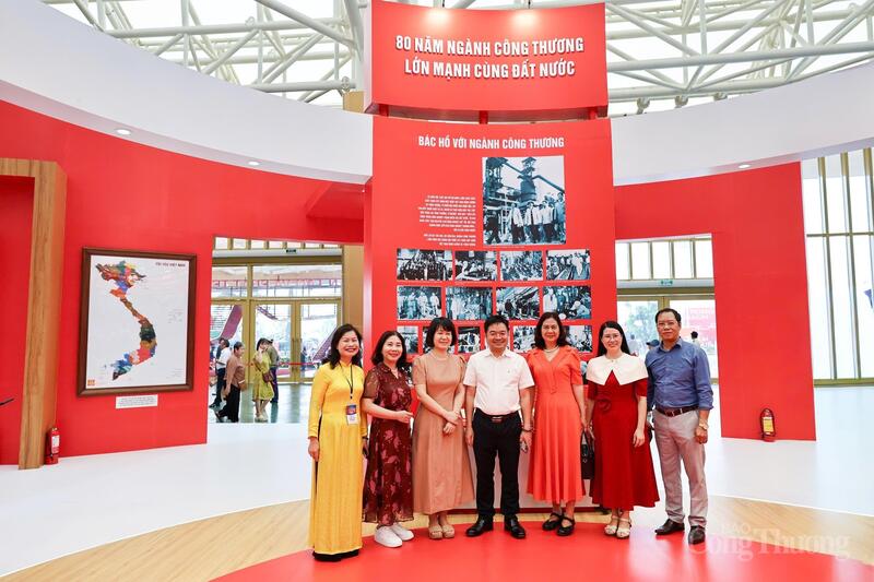 Tổng Biên tập Nguyễn Văn Minh cùng đại biểu tham quan khu trưng bày 80 năm ngành Công Thương.