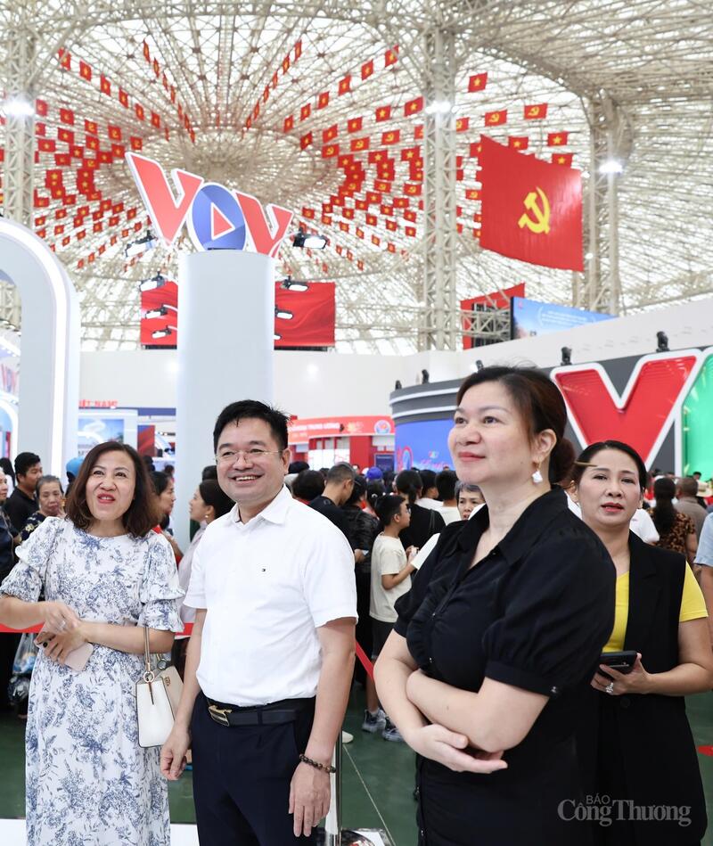 Đảng uỷ Báo Công Thương tổ chức sinh hoạt chuyên đề tại Triển lãm thành tựu đất nước - 10