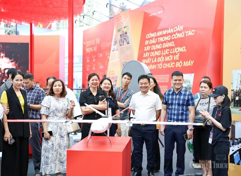 Đoàn công tác tham quan, tìm hiểu khu trưng bày của ngành Công an.