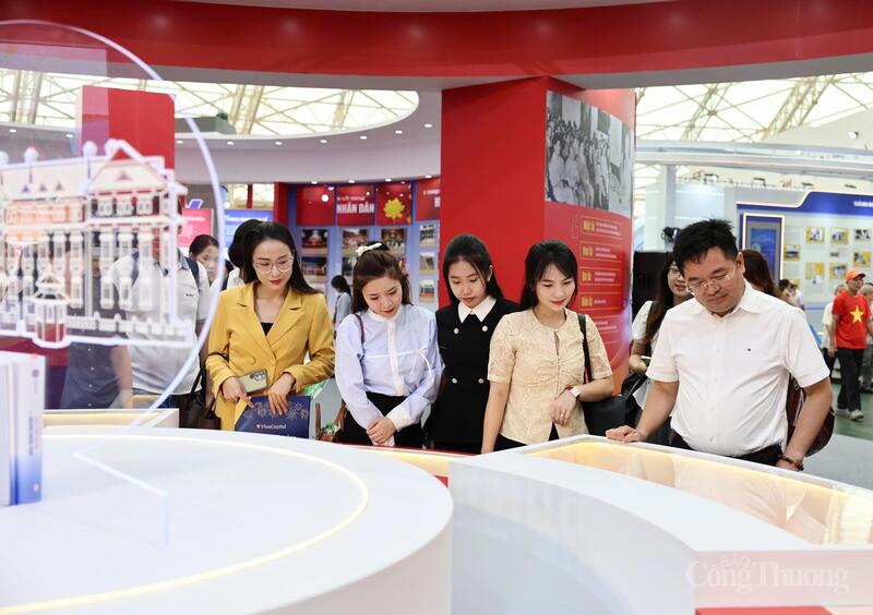Đoàn công tác của Báo Công Thương đã tham quan, tìm hiểu các khu trưng bày của các đơn vị báo chí, các bộ ngành, các doanh nghiệp.