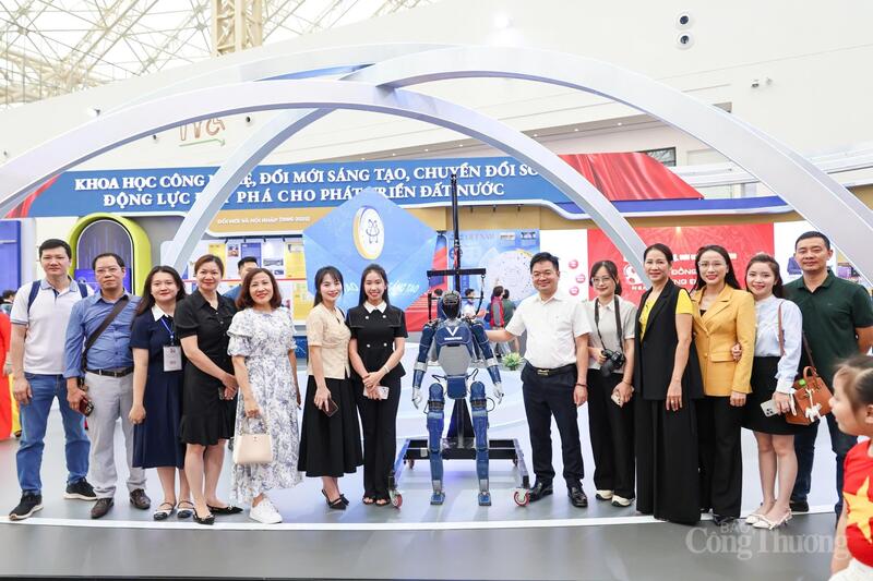 Đoàn công tác của Báo Công Thương chụp ảnh cùng với sản phẩm robot thông minh "Vinmotion".