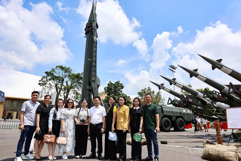 Đảng uỷ Báo Công Thương tổ chức sinh hoạt chuyên đề tại Triển lãm thành tựu đất nước - 13