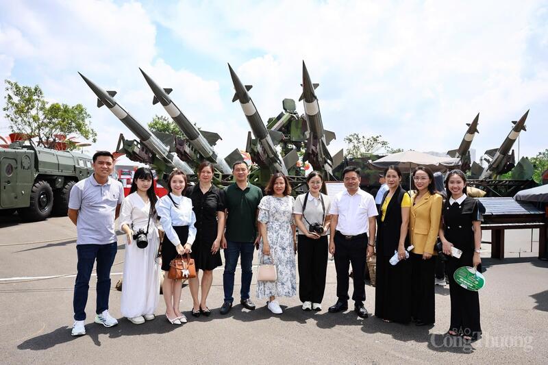 Đoàn công tác của Báo Công Thương chụp ảnh lưu niệm tại khu vực trưng bày các loại vũ khí của Quân đội Nhân dân Việt Nam