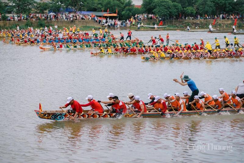 Các thuyền bơi tham gia tranh tài