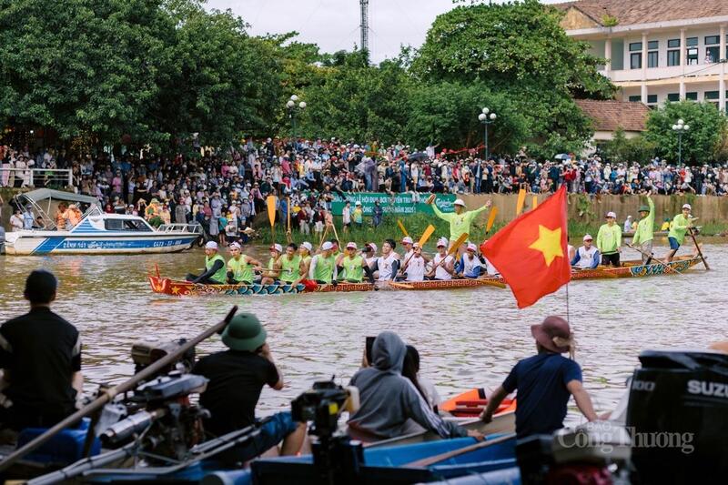 Thuyền bơi đang trên đường trở về đích