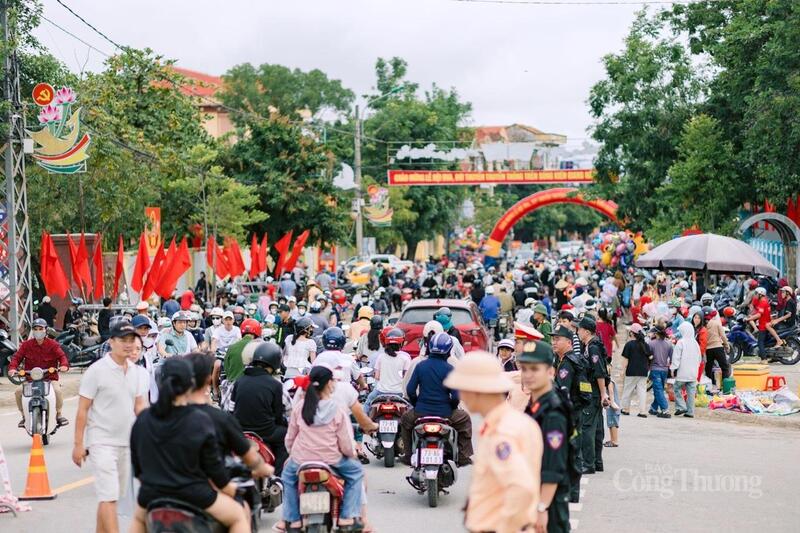 Đông đảo nhân dân xem và cổ vũ cho các thuyền bơi