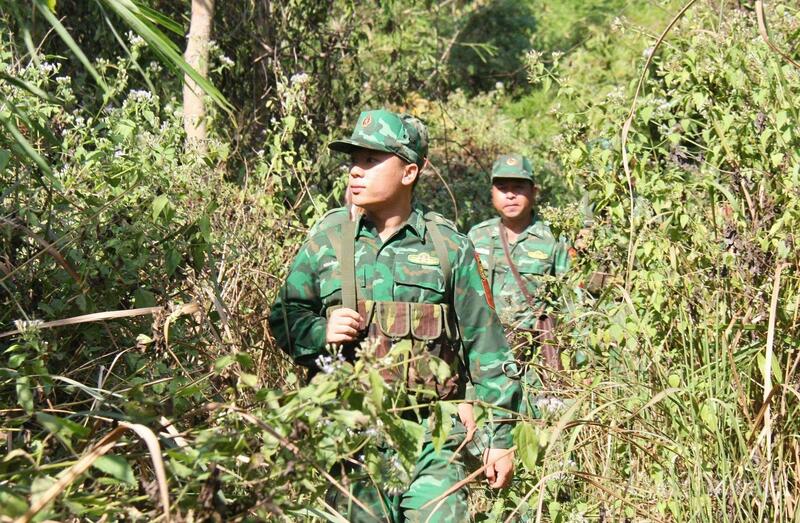 Các cán bộ, chiến sĩ Đồn Biên phòng Cửa khẩu quốc tế Lệ Thanh đi tuần tra khu vực biên giới. Ảnh: Hiền Mai