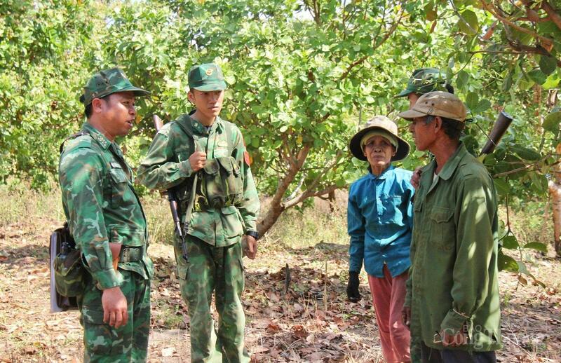Các cán bộ, chiến sĩ Đồn Biên phòng Cửa khẩu quốc tế Lệ Thanh quan tâm, thăm hỏi người dân khu vực biên giới. Ảnh: Hiền Mai