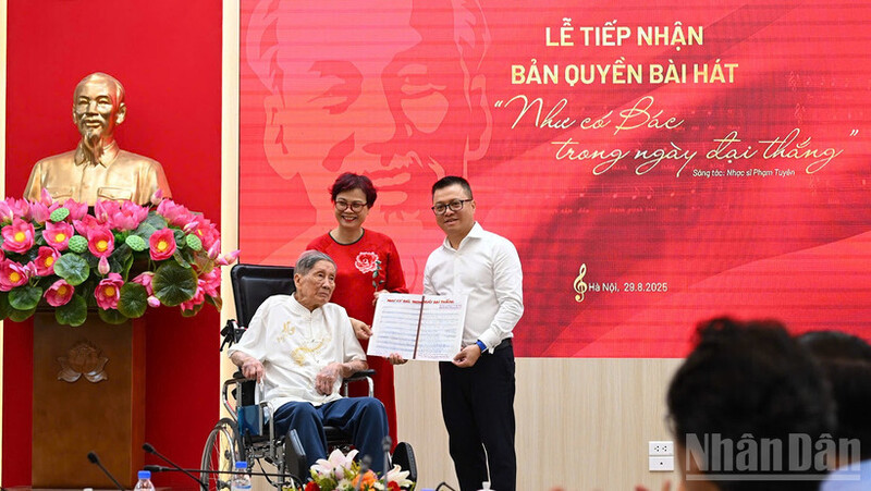 Lễ tiếp nhận bản thảo và bản quyền bài hát ‘Như có Bác trong ngày đại thắng’ do nhạc sĩ Phạm Tuyên và gia đình trao tặng. Ảnh: Báo Nhân Dân