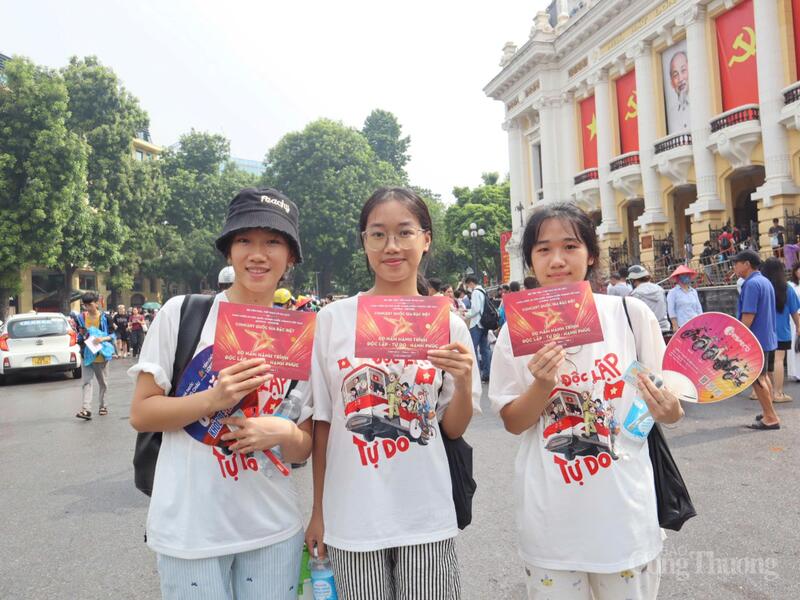 Các bạn trẻ háo hứng với tấm vé concert quốc gia ngày 1/9. Ảnh: Phương Trang