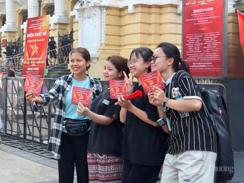 Các bạn trẻ check in với vé concert quốc gia. Ảnh: Phương Trang