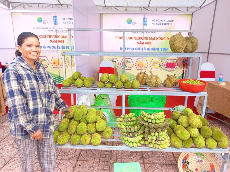 Phiên chợ thương mại nông dân tại ba xã đông đồng bào dân tộc thiểu số gồm Khánh Sơn, Đông Khánh Sơn và Tây Khánh Sơn (Ảnh: Dự án SACCR)