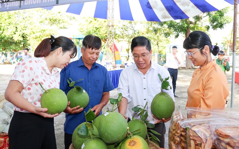 Nhiều sản phẩm được bày bán tại phiên chợ (Ảnh: Dự án SACCR)