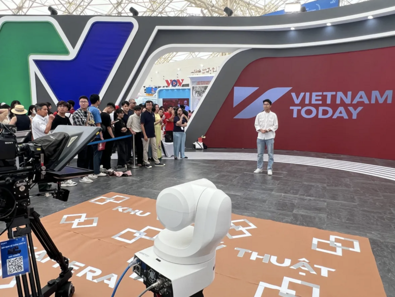 Các khán giả trải nghiệm làm MC tại không gian triển lãm của VTV