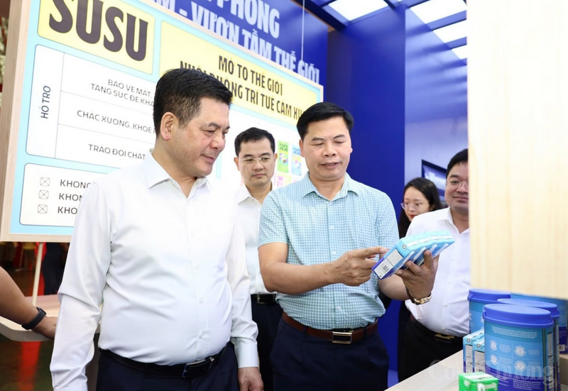 Bộ trưởng Bộ Công Thương Nguyễn Hồng Diên tham quan gian hàng Vinamilk tại khu trưng bày. Ảnh: Nam Nguyễn.