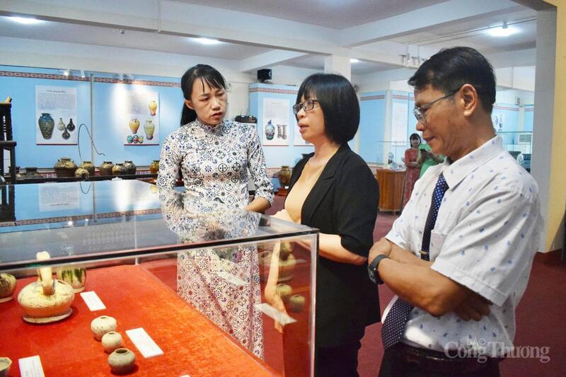 Bà Nguyễn Thị Thanh Lịch, Phó Chủ tịch UBND tỉnh Gia Lai tham quan không gian triển lãm “Hồn của đất”. Ảnh: Hiền Mai