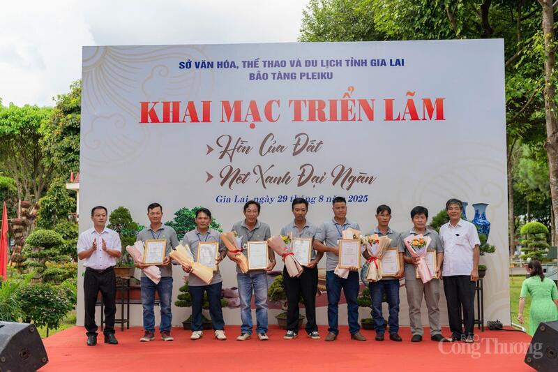 Ban tổ chức tặng hoa cho các đơn vị đồng hành cùng triển lãm